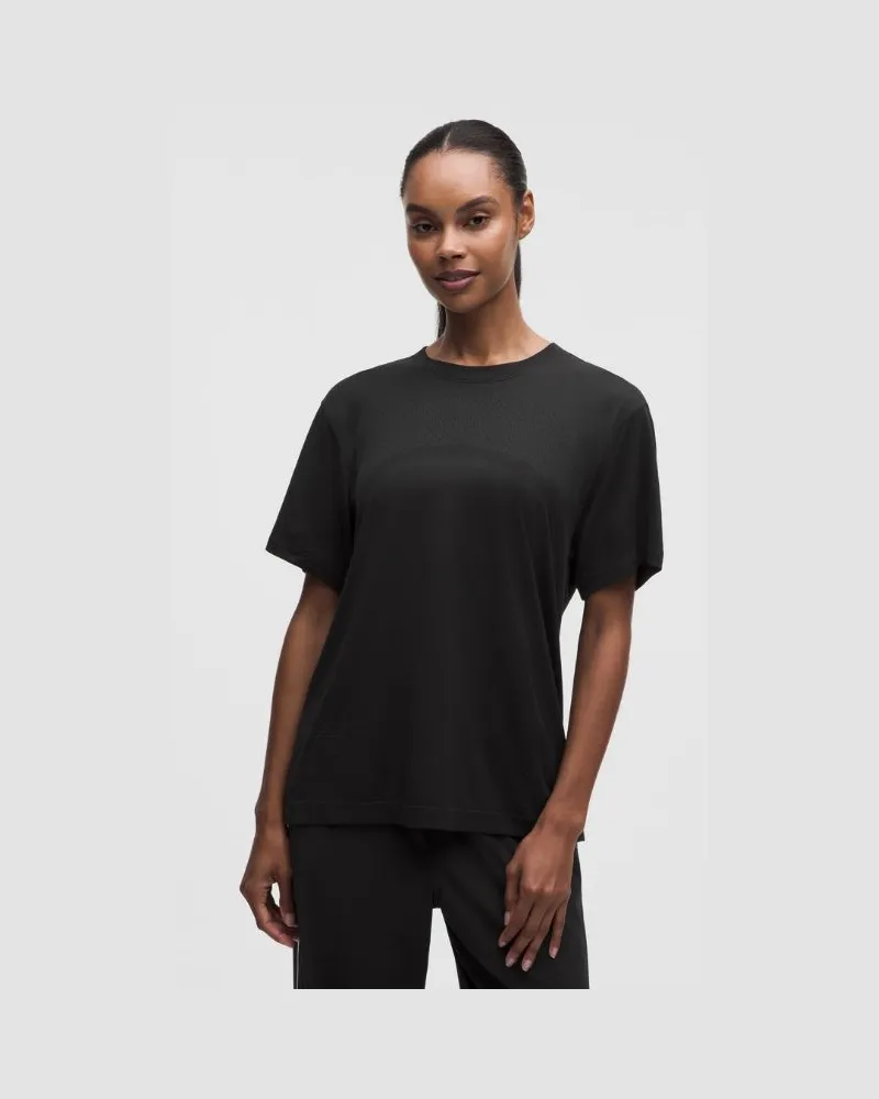 LULULEMON Swiftly Kurzarmshirt im Relaxed Fit in Hüftlänge Logo – Größe in Schwarz Schwarz