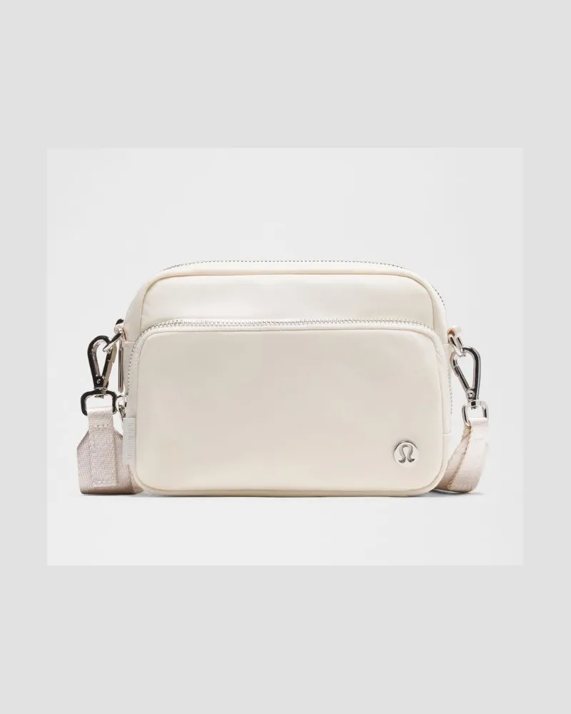 LULULEMON Everywhere Crossbody-Tasche Metallbeschläge – Größe in Light Ivory/Silver Light