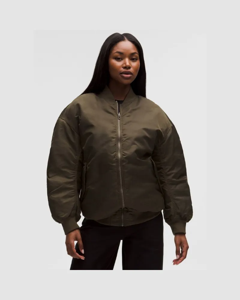 LULULEMON Bomber-Jacke im Oversized Fit mit 600er-Daunenfüllung für Frauen – Größe in Olive Brown Olive
