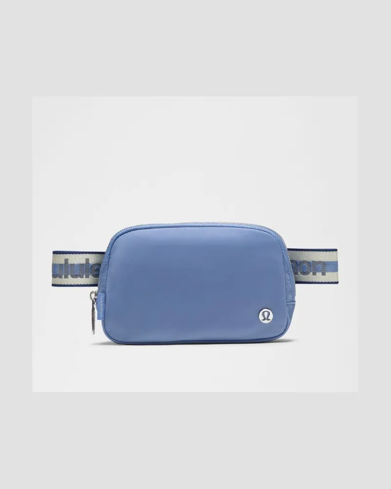 LULULEMON Everywhere Gürteltasche Logo mit Streifen – Größe in Prep Blue/Coconut Ivory/Clubhouse Blue Prep