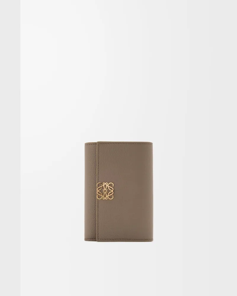Loewe Anagram Small Vertical Wallet In Pebble Grained Leather skin Mujer Taupe