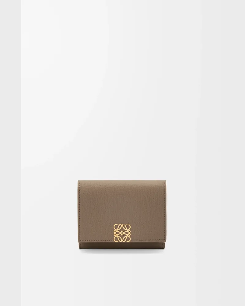 Loewe Anagram Trifold Wallet In Pebble Grained Leather skin Mujer Taupe