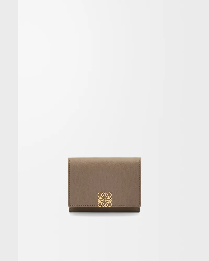 Loewe Anagram Trifold Wallet In Pebble Grained Leather skin Mujer Taupe