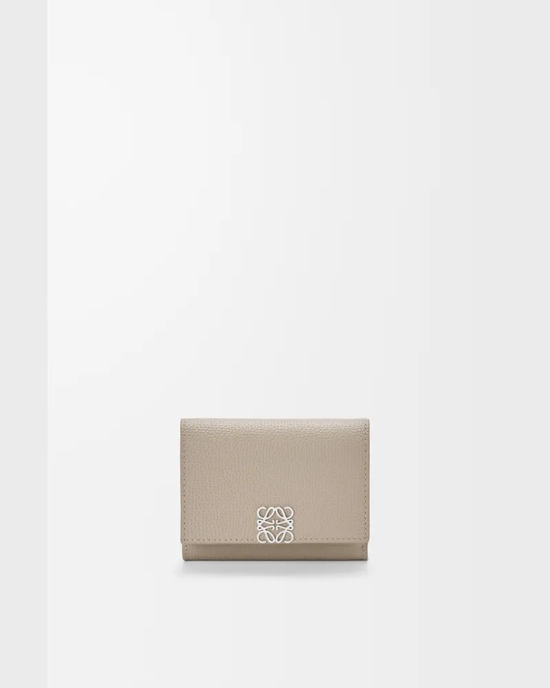 Loewe Anagram Trifold Wallet In Pebble Grained Leather skin Mujer Clay