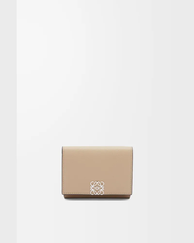 Loewe Anagram Trifold Wallet In Pebble Grained Leather skin Mujer Sand