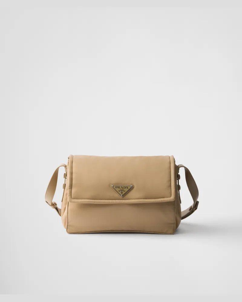 Prada Traveller Mittelgroße Schultertasche aus gepolstertem Re-Nylon Kamelbraun