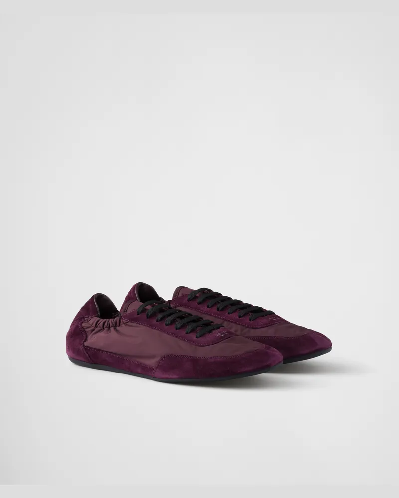 Prada Elastische Collapse Sneaker aus Re-Nylon und Wildleder Burgunderrot