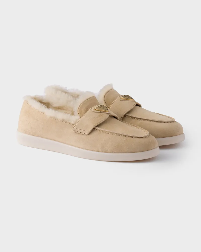 Prada Loafer aus Wildleder und Lammfell Ecru