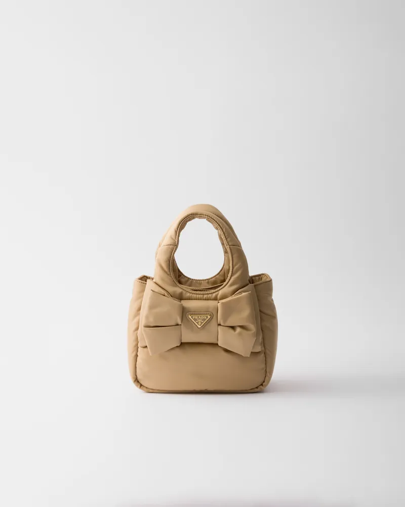 Prada Mini Bag aus gepolstertem Re-Nylon mit Schleife Kamelbraun