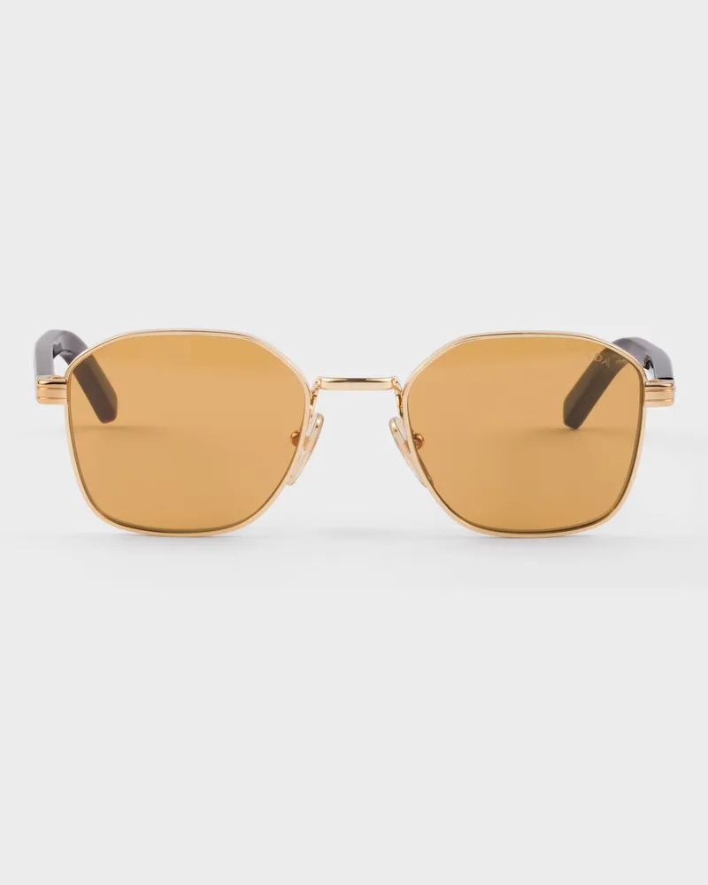 Prada Sonnenbrille mit der ikonischen Plakette aus Metall Honigfarbene