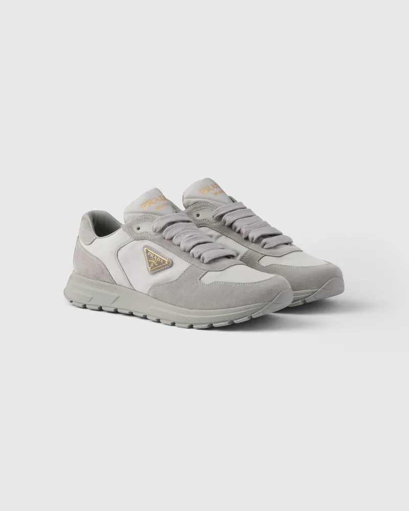 Prada PRAX 2.0 Sneaker aus Re-Nylon und Wildleder Wolkengrau