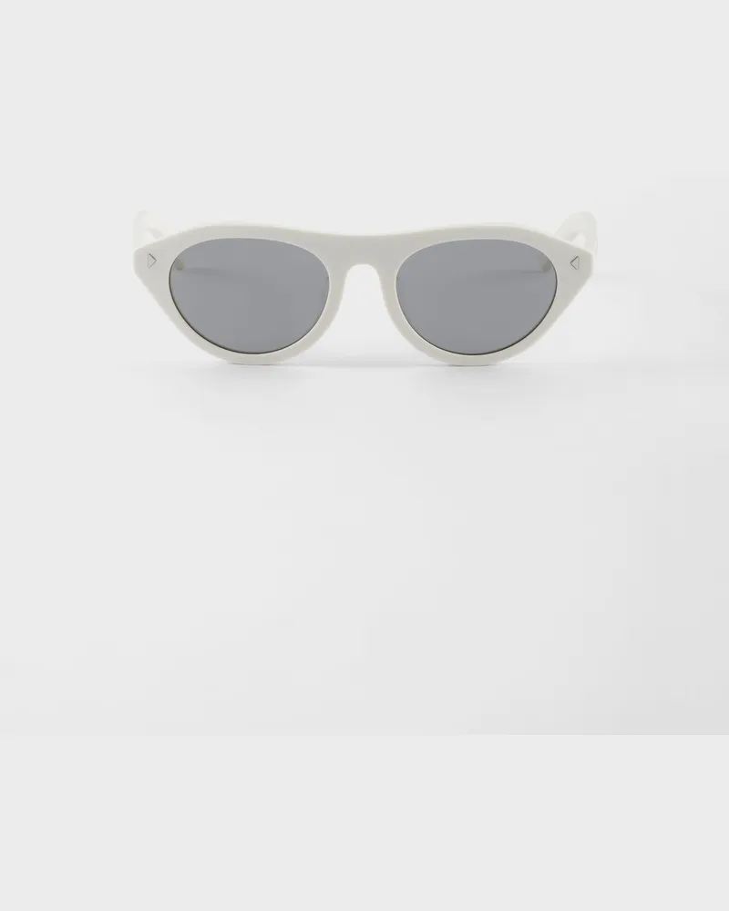Prada Sonnenbrille mit dem ikonischen Metallplakette Gläser