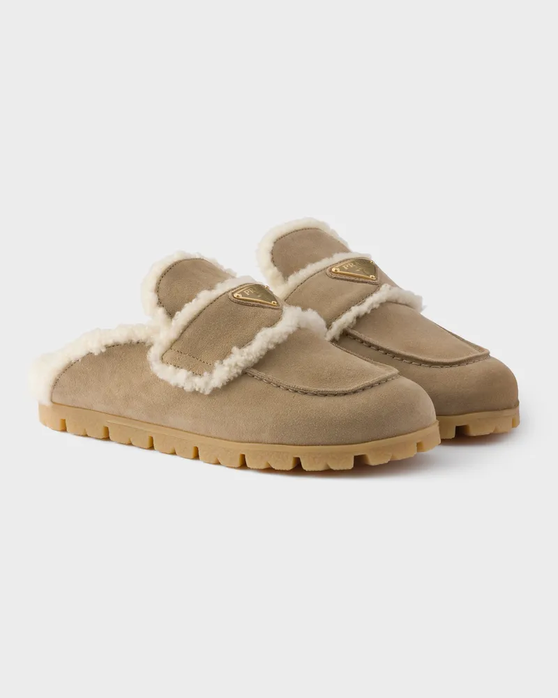 Prada Mules aus Wildleder und Lammfell Wüstenbeige