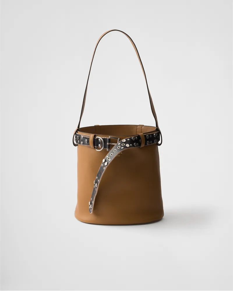 Prada Buckle Bucket Bag aus Leder mit Gürtel mit Nieten Karamell
