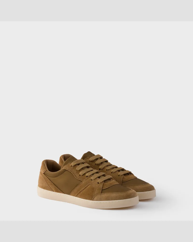 Prada Sneaker aus Wildleder und Re-Nylon Korkbeige