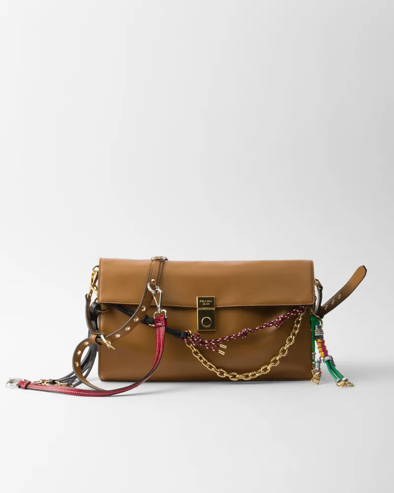 Prada Große  Soft Sound Schultertasche Aus Leder Mit Anhängern, Damen, Karamell Karamell