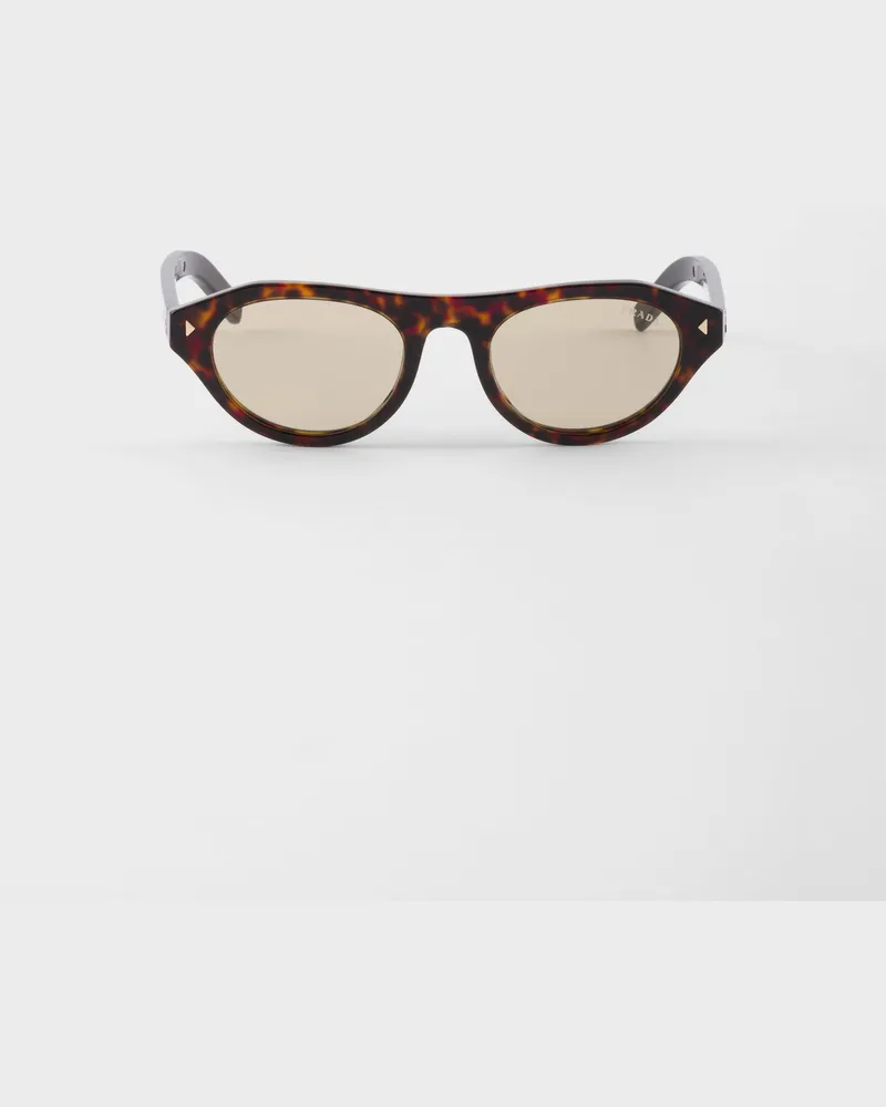 Prada Sonnenbrille mit der ikonischen Metallplakette Gläser