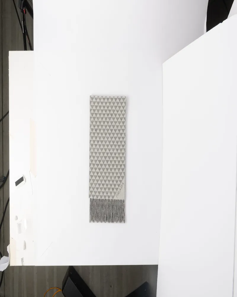 Prada Symbole-schal Aus Doppelwolle Und Kaschmir, Damen, Grau/weiß Grau