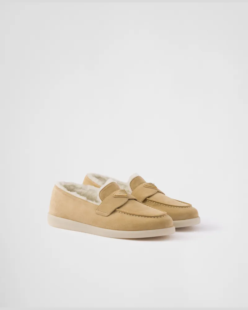 Prada Loafer aus Wildleder und Lammfell Ecru