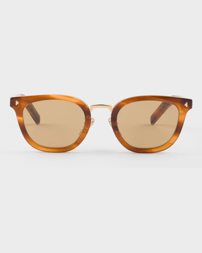 Prada Sonnenbrille mit der ikonischen Plakette aus Metall Honigfarbene