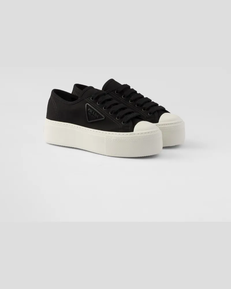 Prada Geschnürte Sneaker aus Stoff Schwarz