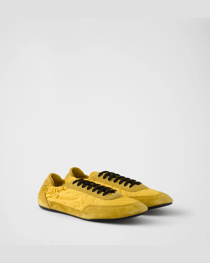 Prada Elastische Collapse Sneaker aus Re-Nylon und Wildleder Topas