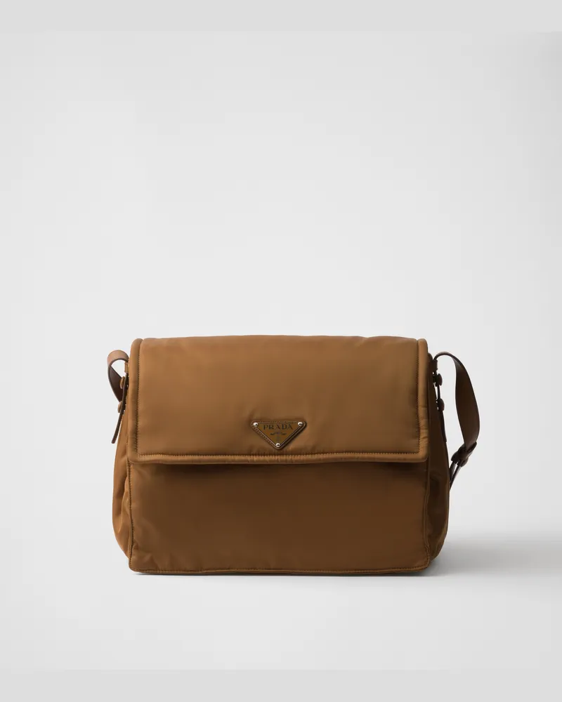Prada Traveller Große Schultertasche aus gepolstertem Re-Nylon Brandy