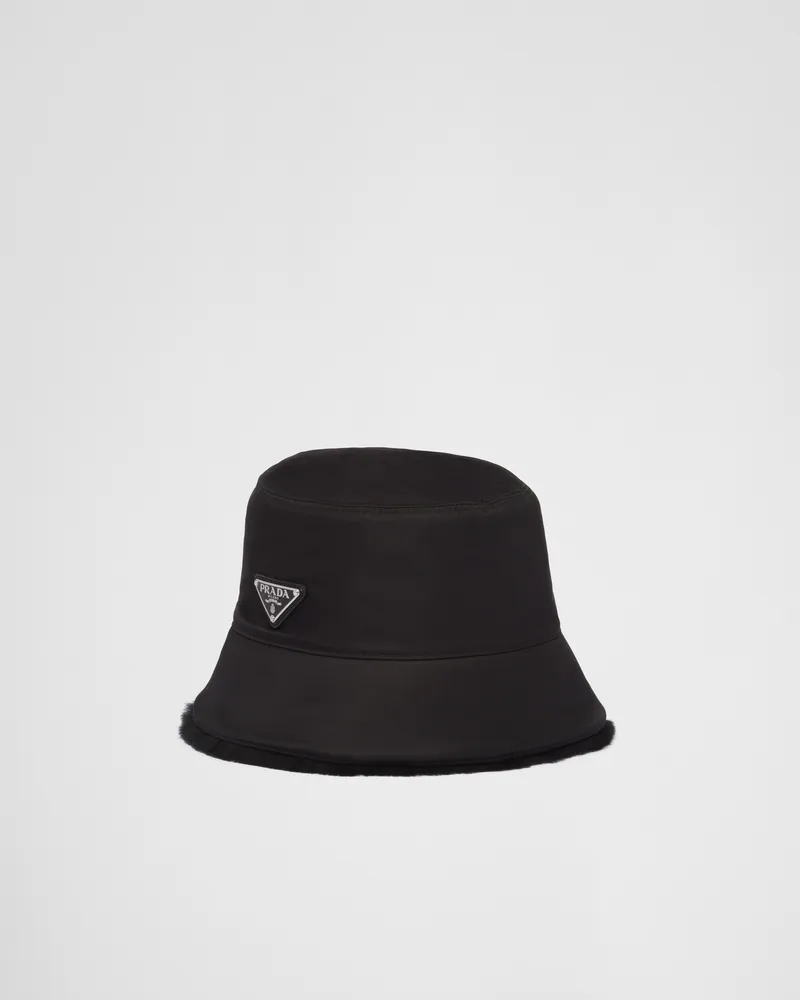 Prada Fischerhut aus Re-Nylon und Lammfell Schwarz
