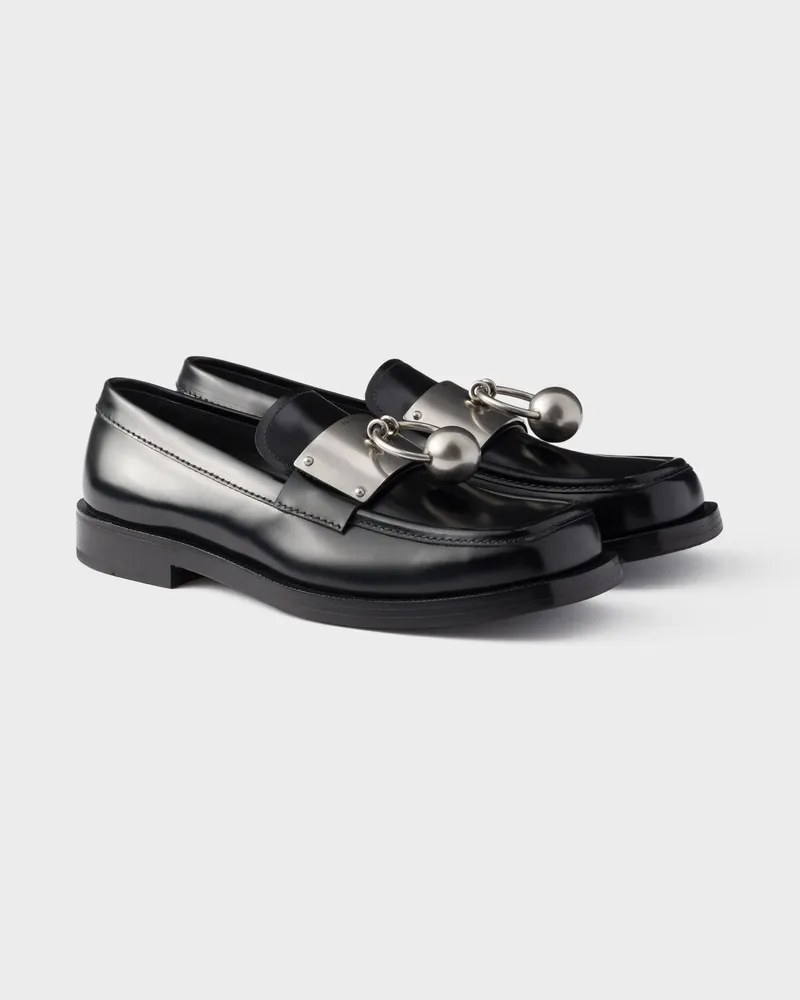 Prada Loafer aus gebürstetem Leder mit Metallring Schwarz