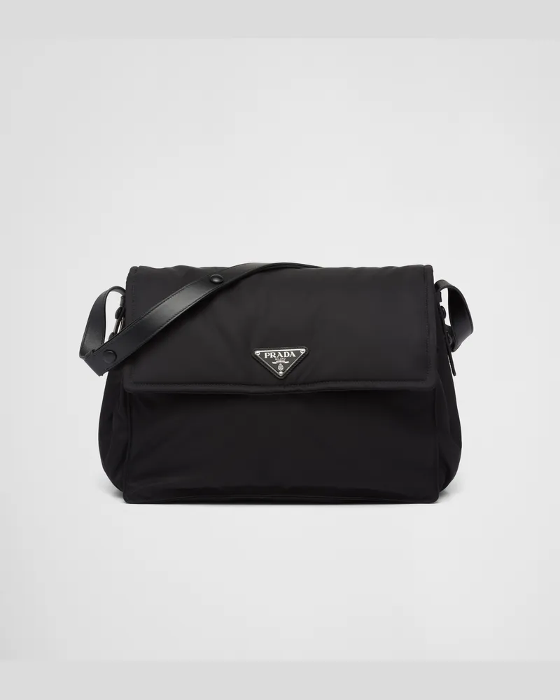 Prada Traveller Große Schultertasche aus gepolstertem Re-Nylon Schwarz