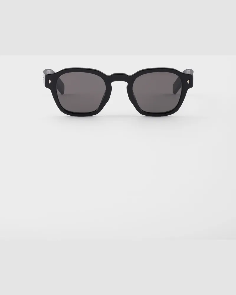 Prada Sonnenbrille mit der ikonischen Metallplakette Gläser