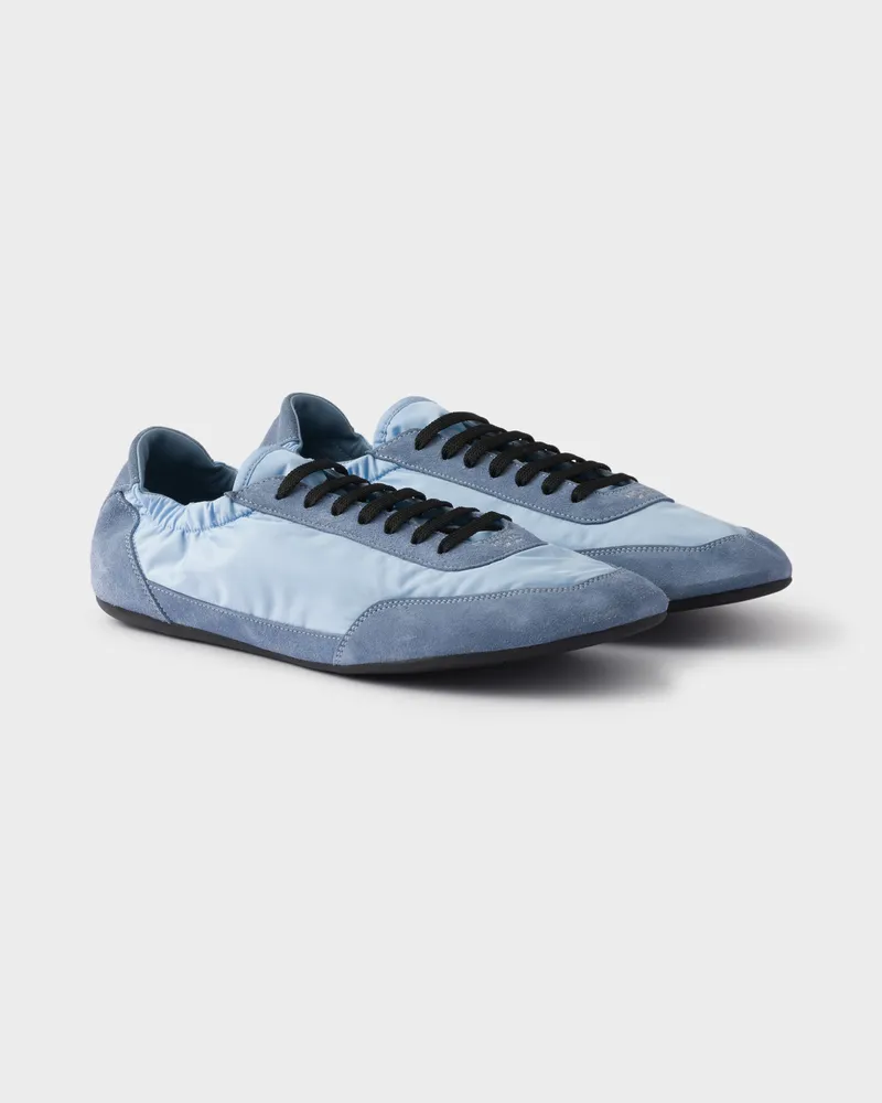 Prada Elastische Collapse Sneaker aus Re-Nylon und Wildleder Hellblau