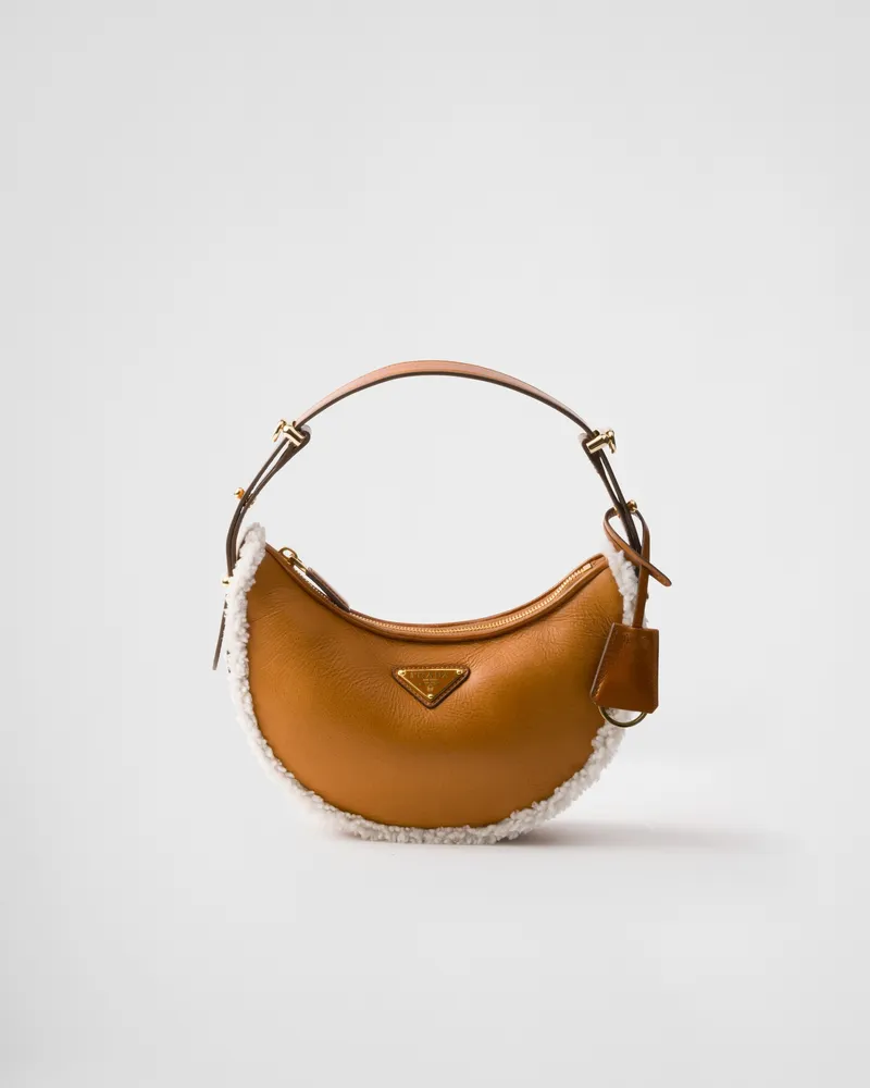 Prada Kleine  Arqué Schultertasche aus Lammfell Cognac