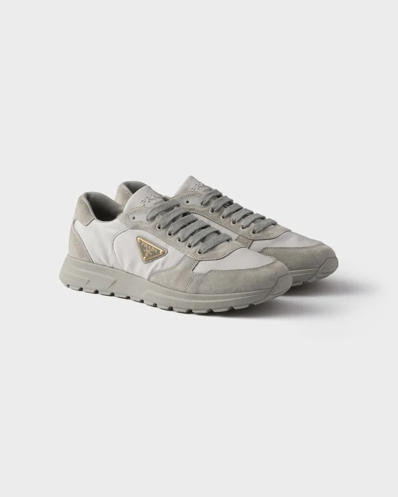 Prada PRAX 2.0 Sneaker aus Re-Nylon und Wildleder Wolkengrau