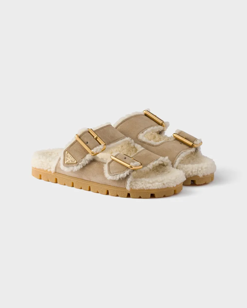 Prada Slipper aus Wildleder und Lammfell Wüstenbeige