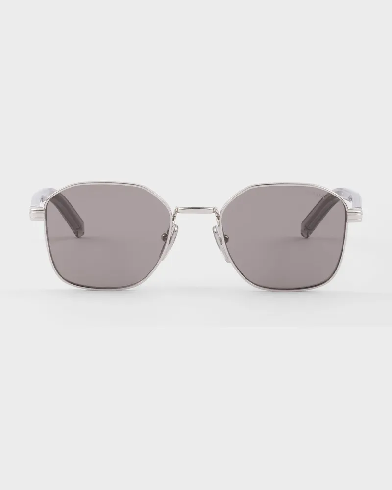 Prada Sonnenbrille mit der ikonischen Plakette aus Metall Graue