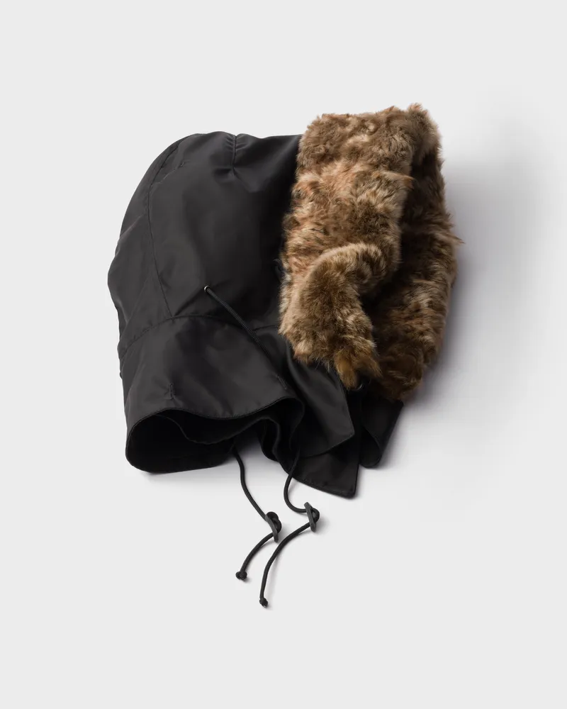 Prada Kapuze aus Re-Nylon und Schaffell Schwarz