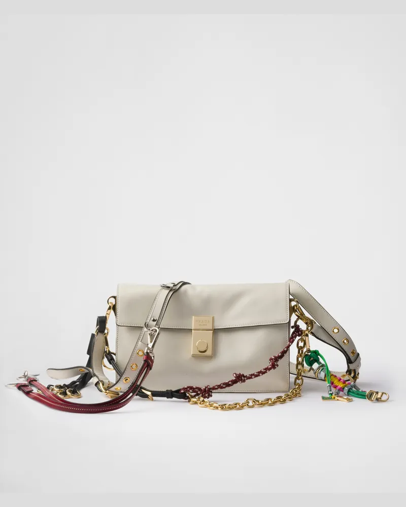 Prada Kleine  Soft Sound Schultertasche aus Leder mit Anhängern Weiss