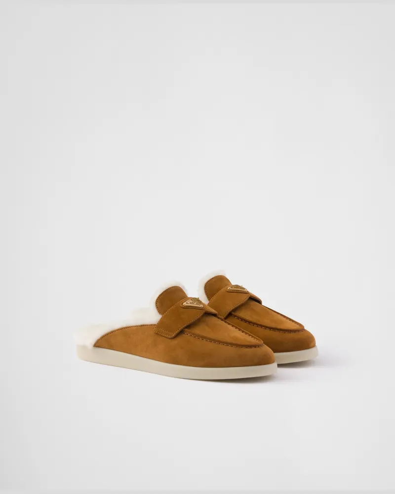 Prada Slipper aus Wildleder und Lammfell Cognac