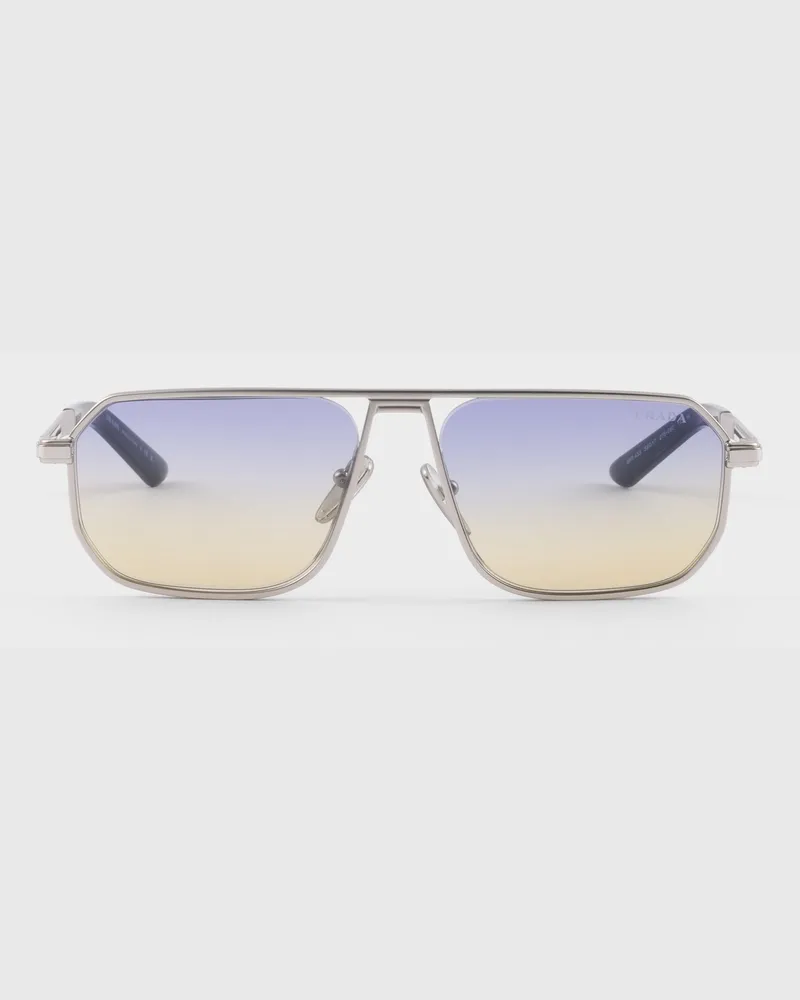 Prada Sonnenbrille mit der ikonischen Metallplakette Irisfarben