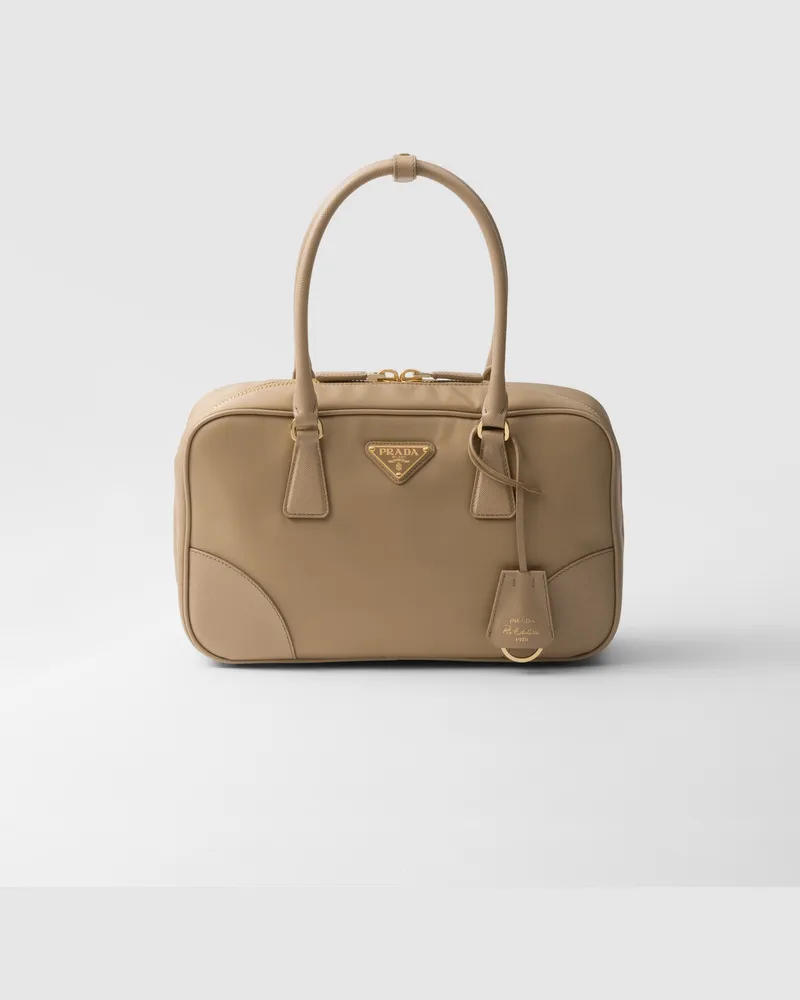 Prada Re-Edition 1978 Medium Tasche mit zwei Griffen aus Re-Nylon und Saffiano-Leder Kamelbraun