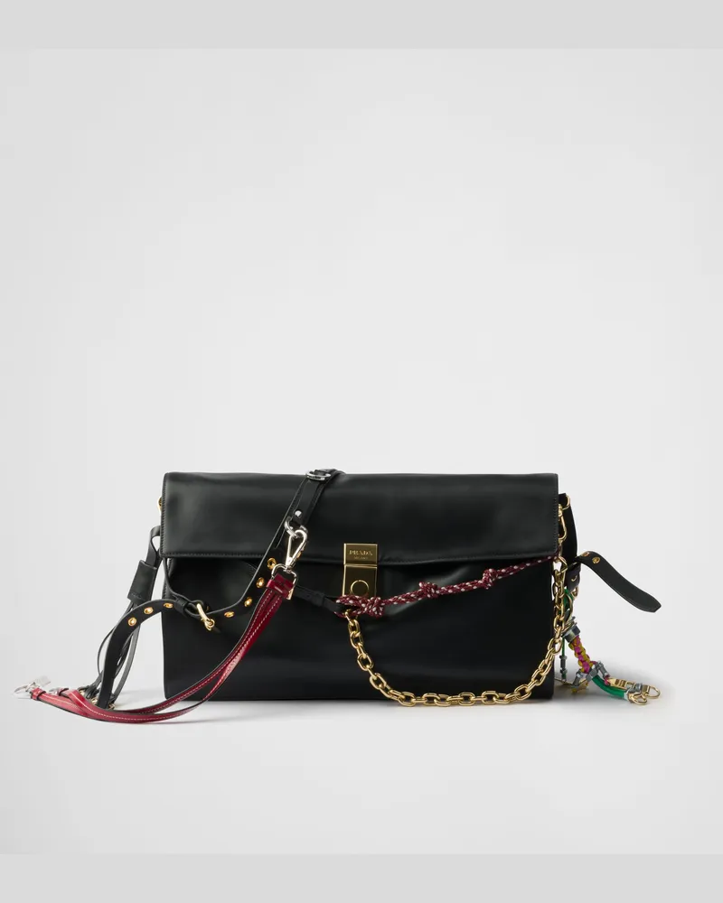 Prada Große  Soft Sound Schultertasche aus Leder mit Anhängern Schwarz