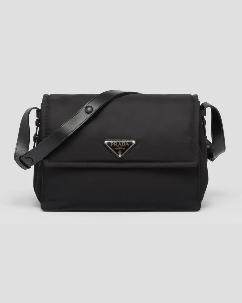 Prada Traveller Mittelgroße Schultertasche aus gepolstertem Re-Nylon Schwarz