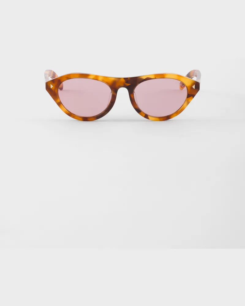 Prada Sonnenbrille mit der ikonischen Metallplakette Fuchsiafarbene