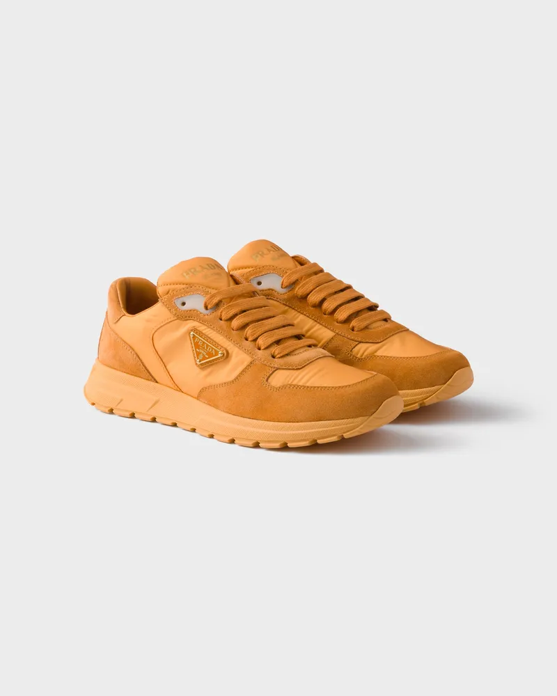 Prada PRAX 2.0 Sneaker aus Re-Nylon und Wildleder Granatapfelgelb