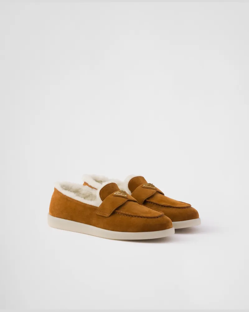 Prada Loafer aus Wildleder und Lammfell Cognac
