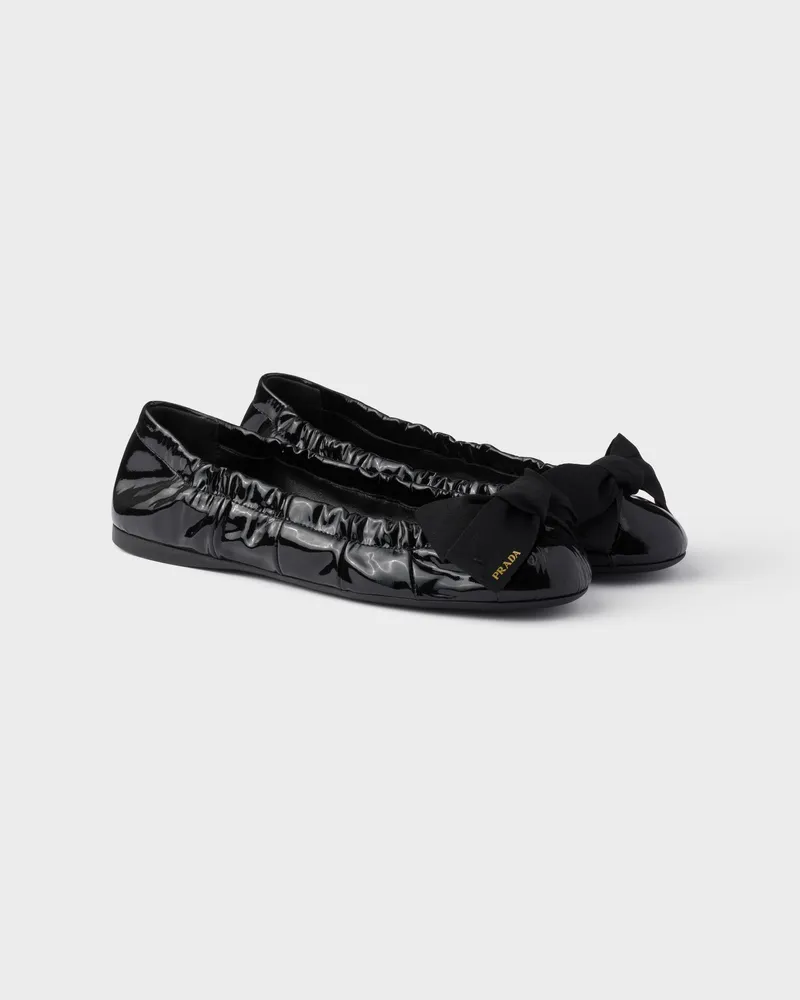 Prada Ballerinas aus Lackleder mit Schleife Schwarz