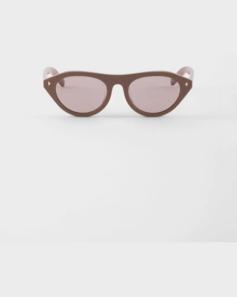 Prada Sonnenbrille mit der ikonischen Metallplakette Gläser