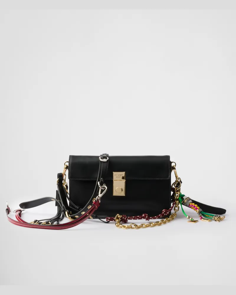 Prada Kleine  Soft Sound Schultertasche aus Leder mit Anhängern Schwarz