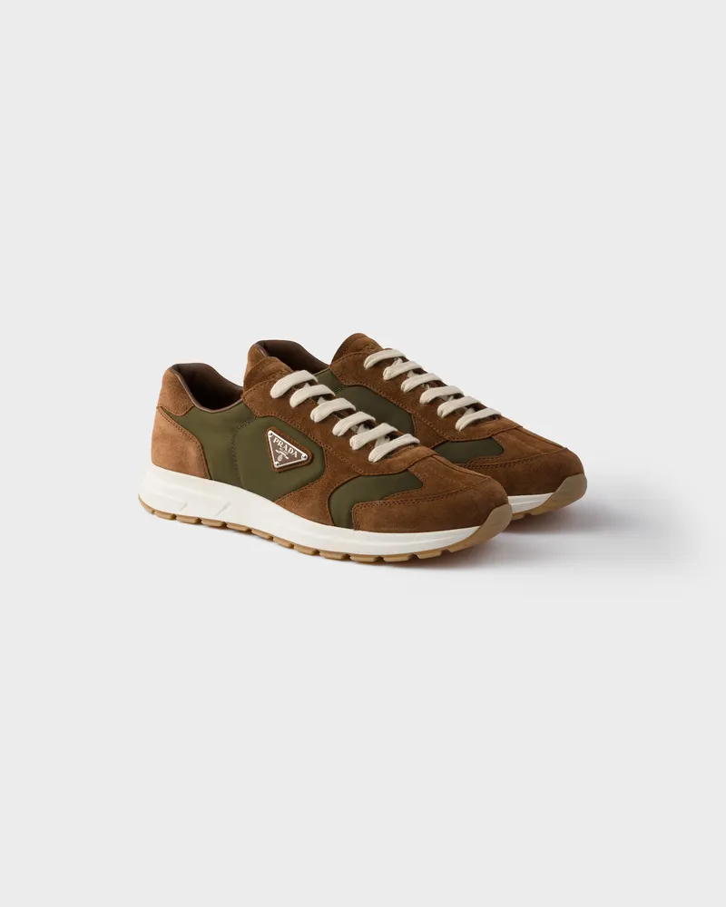 Prada Sneaker aus Wildleder und Re-Nylon Kakaobraun